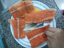三文鱼骨的家常吃法 烤带肉三文鱼骨风味独特